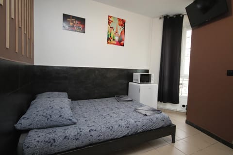 09 - Chambre proche Paris et Transports avec TV WIFI Bed and Breakfast in Saint-Denis, France