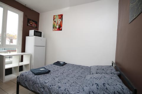 08 - Chambre proche Paris et Transports avec TV WIFI Bed and Breakfast in Saint-Denis, France