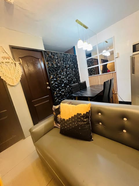 GOLDY'S PLACE 2-BEDROOM WITH BALCONY NETFLX Karaoke Youtube Apartahotel in Bacoor