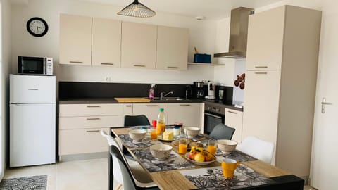 Coffee/tea facilities, Kitchen or kitchenette, Dining area, dishwasher, minibar, pet friendly, stove, toaster