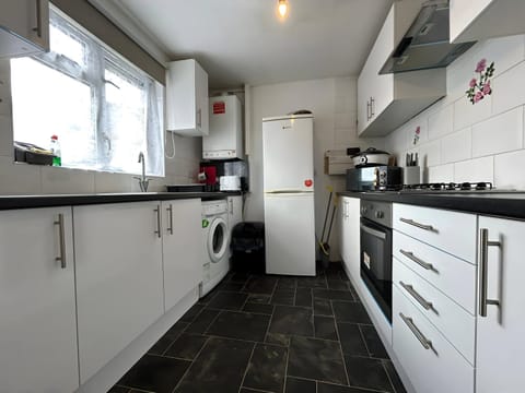 3 Bedroom House by M40 J4 Apartment in High Wycombe