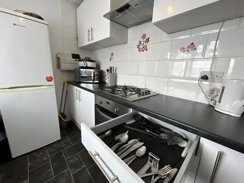 3 Bedroom House by M40 J4 Apartment in High Wycombe