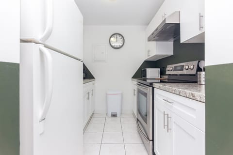 Kitchen or kitchenette, minibar, pet friendly, stove