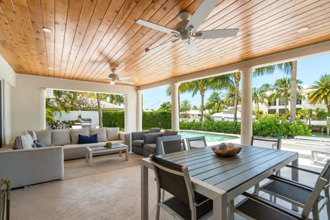 Seven Palms Waterfront, Heated Pool & Private Dock -Walk to beach! Villa in Riviera Beach
