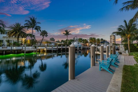 Seven Palms Waterfront, Heated Pool & Private Dock -Walk to beach! Villa in Riviera Beach