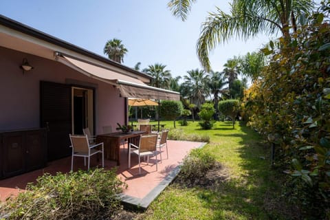 Property building, Patio, Spring, Day, Garden, Garden view