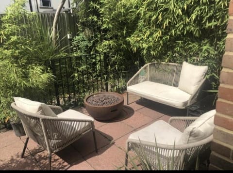 Spring, Day, Balcony/Terrace, Seating area, Garden view