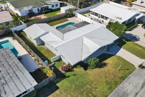 Stunning 4 Bedroom - Heated Pool+ Jacuzzi Close to The Beach House in Deerfield Beach