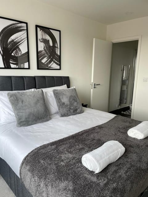 Premier Suite- Bedford city centre with free gym & parking Apartment in Bedford