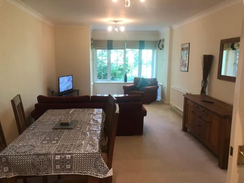 Lovely 2 bedroom 2 baths flat with free parking Apartment in Basingstoke