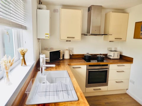 Free Parking 2 Bed With Garden, Fibre Wi-Fi & Netflix House in Taunton