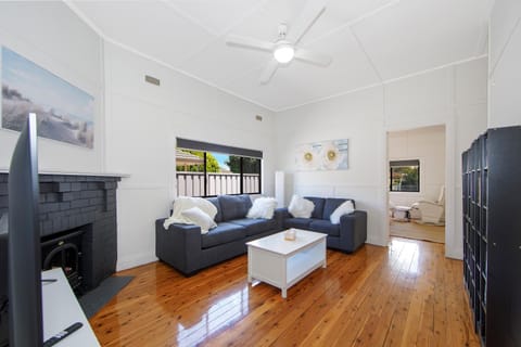 Large Cottage Near Ettalong Centre House in Central Coast