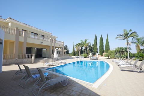 Property building, Swimming pool, sunbed