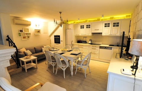 Kitchen or kitchenette, Living room, Seating area, Dining area