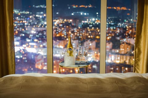 Bedroom, City view