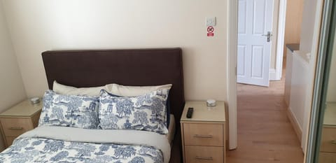 London Luxury 3 bedroom 2 bathrooms flat 1 min to Redbridge Station FREE parking & WIFI Apartment in Ilford