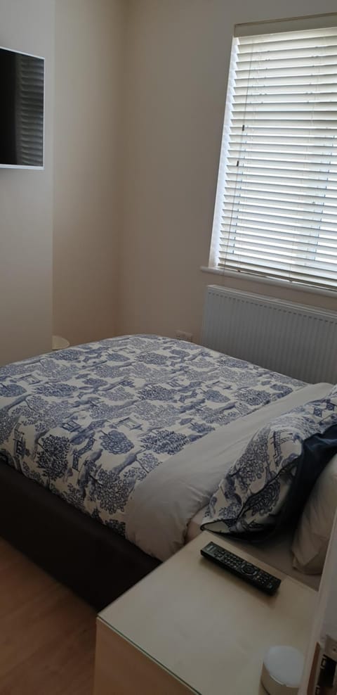 London Luxury 3 bedroom 2 bathrooms flat 1 min to Redbridge Station FREE parking & WIFI Apartment in Ilford