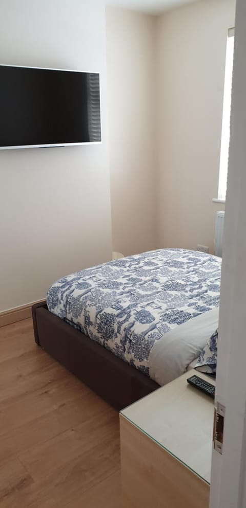 London Luxury 3 bedroom 2 bathrooms flat 1 min to Redbridge Station FREE parking & WIFI Apartment in Ilford