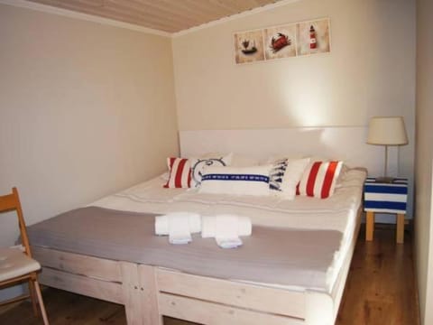 Bed, Photo of the whole room, Decorative detail, towels