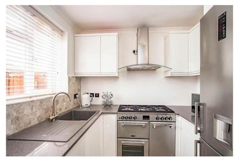 2 Bed - walking distance to Harry Potter Studio Apartment in Watford