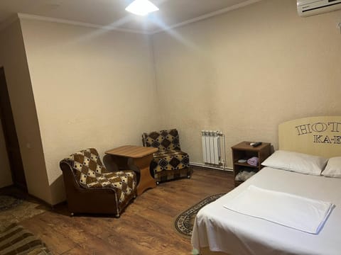 Bed, Photo of the whole room, Seating area, Bedroom