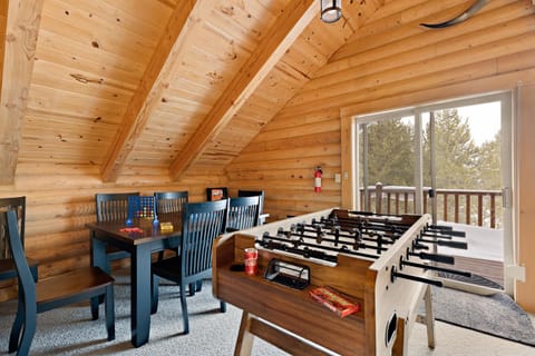 Grand Point Lodge by KABINO Air Conditioning Hot Tub Foosball Fire Pit WiFi Huge Haus in Island Park