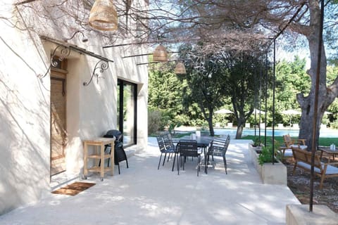 charming house with private pool in lagnes, near isle sur la sorgue, in the luberon, in Provence, for 8 people House in L'Isle-sur-la-Sorgue