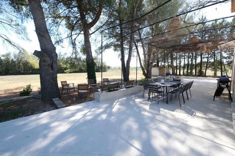 charming house with private pool in lagnes, near isle sur la sorgue, in the luberon, in Provence, for 8 people House in L'Isle-sur-la-Sorgue