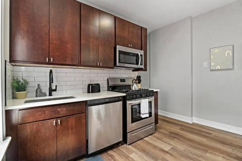 Lovely 2BR Apartment with Equipped Kitchen - Wayne 2 Condo in Rogers Park