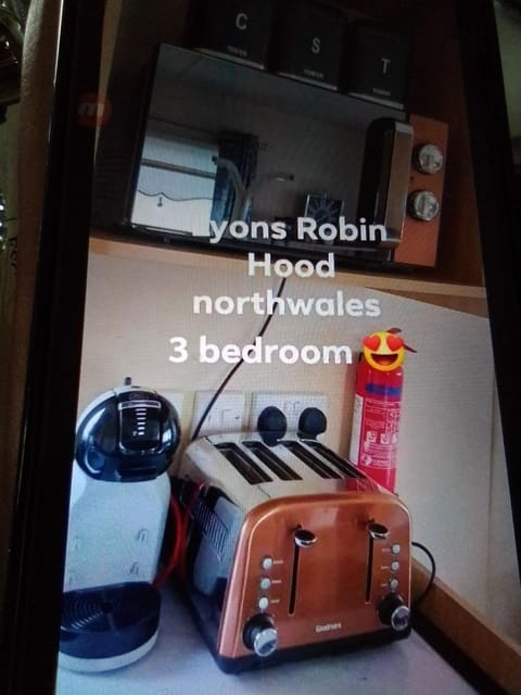 Deluxe 3 bedroom Lyons Robin hood oaklands with free wifi free sky Apartment in Rhyl