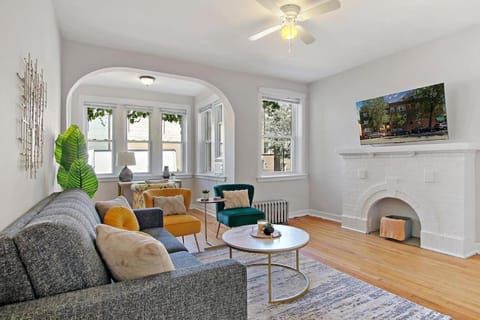 Charming 3BR Rogers Park Home near Stores & Dining - Newgard 1N Condo in Rogers Park