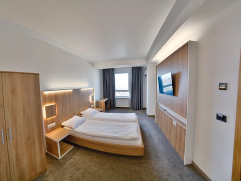 Bed, TV and multimedia, Bedroom, air conditioner