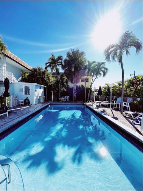 Day, Swimming pool, sunbed