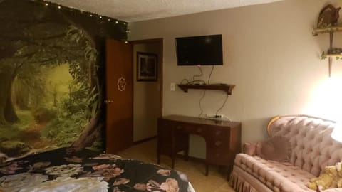 Cute Forest Themed Room With Kitchenette & Wifi Urlaubsunterkunft in Mena