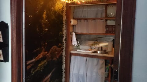 Cute Forest Themed Room With Kitchenette & Wifi Location de vacances in Mena