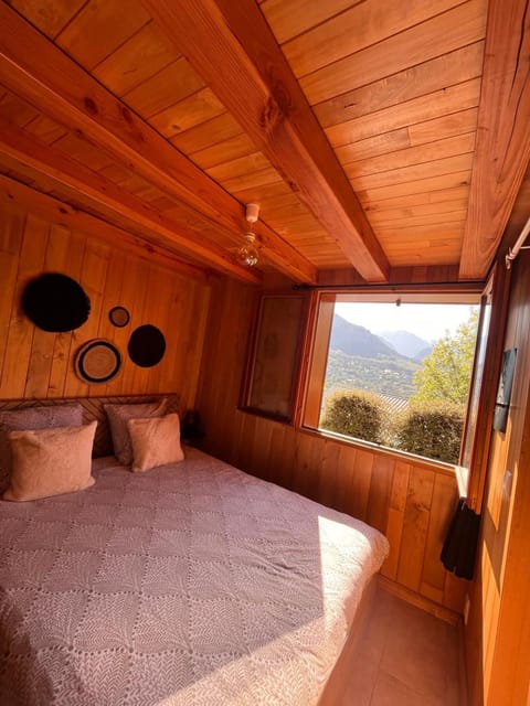 Photo of the whole room, Bedroom, Mountain view