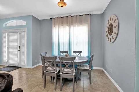 Stylish & Bright Mins to Downtown Pool Parking Casa in North Port