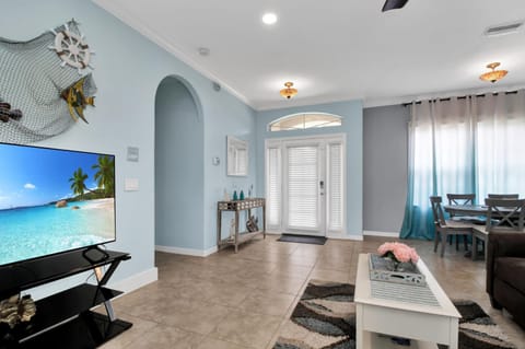 Stylish & Bright Mins to Downtown Pool Parking Casa in North Port