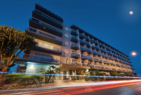 Facade/entrance, Night, Street view