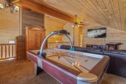 Liberty Lodge by KABINO Hot Tub Air Hockey 3 Living Rooms 7 bedrooms Boat Launch Reservoir ATV Snowmobile Trails WiFi House in Idaho