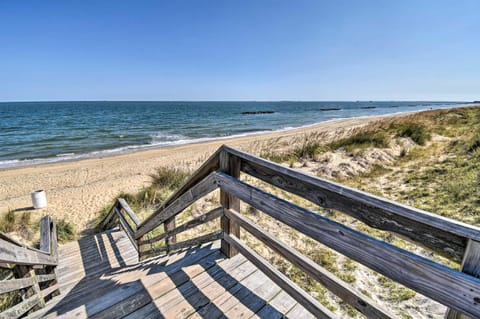 Sunny Norfolk Apartment with Deck and Fire Pit! Condo in Norfolk