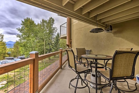 Silverthorne Condo with Lake Views 10 Mi to Skiing! Apartment in Wildernest