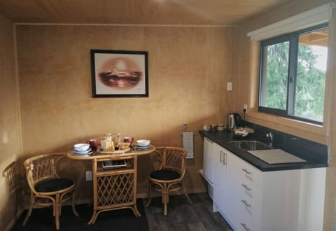 Kitchen or kitchenette, Dining area, Continental breakfast