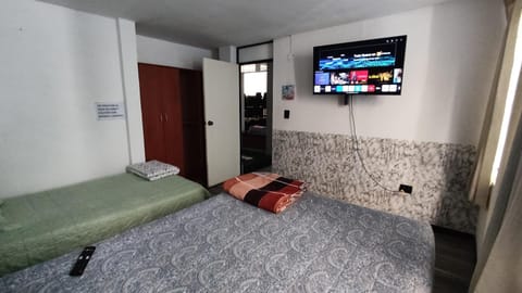 Bed, TV and multimedia, Photo of the whole room, Bedroom