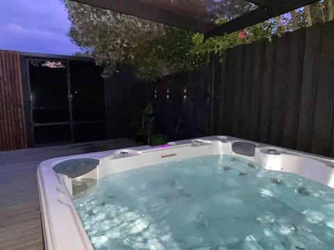 Garden, Hot Tub, Hot Tub