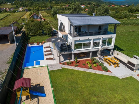 Bird's eye view, Pool view