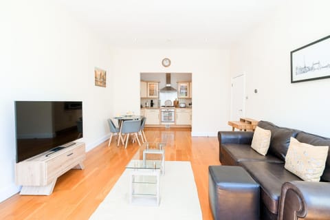 Lovely 2 bed flat in canal side gated development Apartment in London Borough of Islington