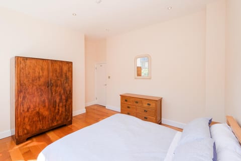 Lovely 2 bed flat in canal side gated development Apartment in London Borough of Islington