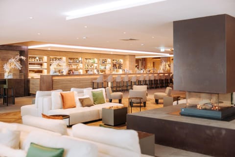 Restaurant/places to eat, Lounge or bar