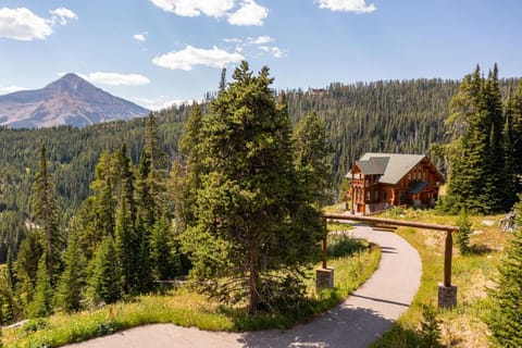 Three Sisters Ranch House in Big Sky